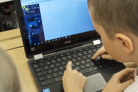 Lapsia tietokoneen ääressä