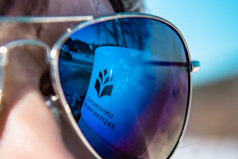 UEF-teksti heijastuu aurinkolaseista.