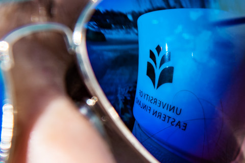 UEF-teksti heijastuu aurinkolaseista.