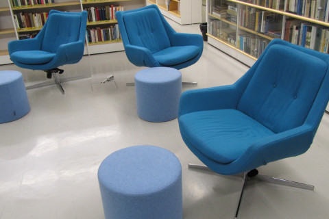 kirjahyllyjä, tuoleja, raheja