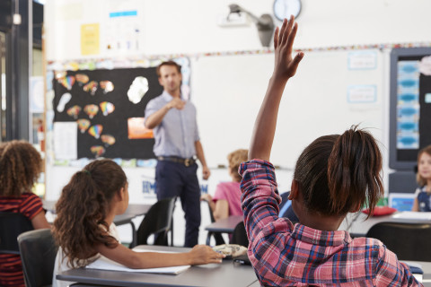 Opettaja ja oppilaat luokkahuoneessa.