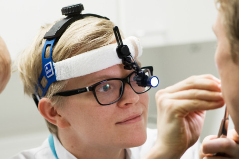 Lääketieteen opiskelija tutkii potilasta.