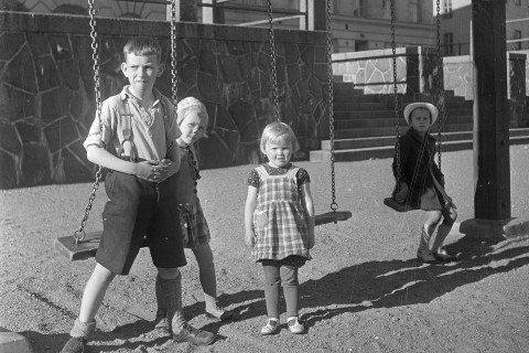 Children in war time. SA-kuva.