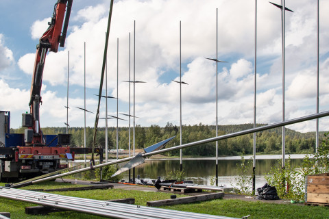 Korjattua Lentoon-teosta asennetaan paikalleen Savilahteen.
