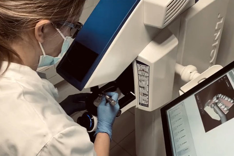 Student using Simodoint Dental Trainer