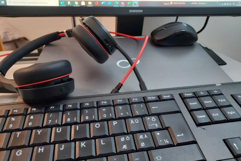 Näppäimet ja kuulokkeet