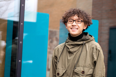 opiskelijamme Zhichao Huang Aurora-rakennuksen edustalla