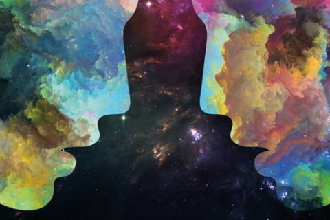 kaksi tyyliteltyä moniväristä kasvoprofiilia toisiaan kohti.