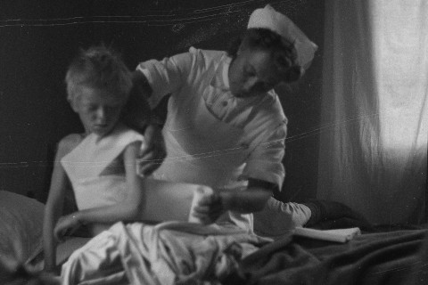 Partisaanien haavoittama poika Lieksan sotasairaalassa.