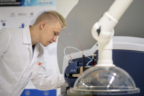 Kemian laboratoriossa.