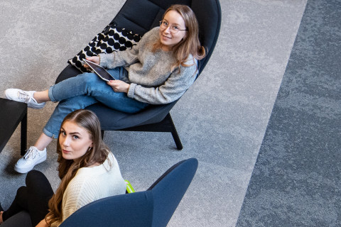 Opiskelijoita UEFin kirjastossa.