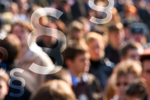 Ihmisjoukko ja lakipykälän merkkejä.