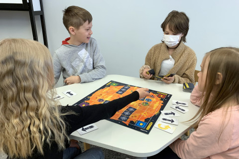 Oppilaat pelaamassa.