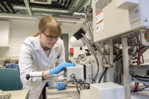 Nainen tekee töitä laboratoriossa.