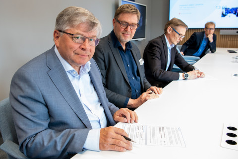 Vaajasalon säätiön lahjoituksen allekirjoitustilaisuus.