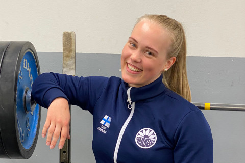 Joensuun urheiluakatemian palkitsema painonnostaja Sanni Pietarinen.
