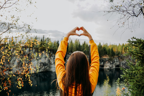 Nainen seisoo kanjonin reunalla.