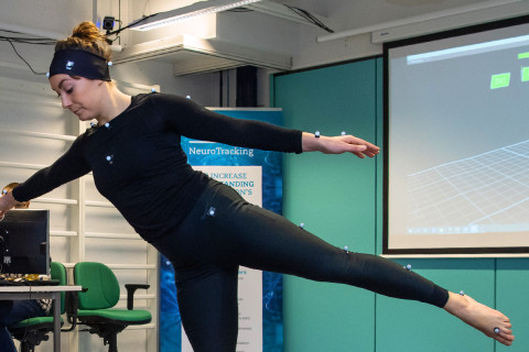 Tanssija liikelaboratoriossa.