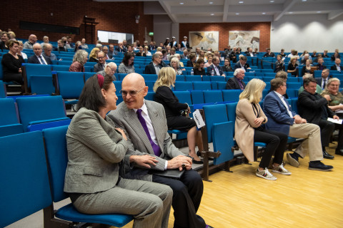 Kunniatohtoreiden luento SN100-salissa.