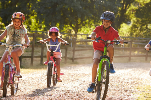 Pyöräileviä lapsia.
