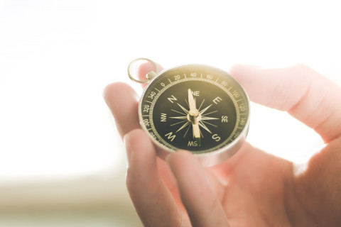 Kompassi kädessä.
