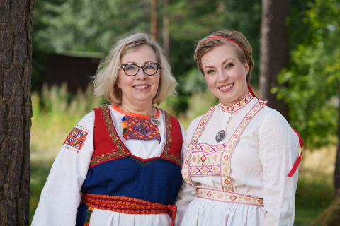 Karjalan kielen ja kulttuurin opiskelijat Jaana Suviniitty ja Katarina Suviniitty.
