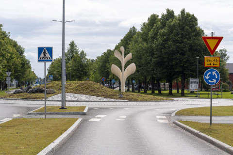 Kiertoliittymä, jonka keskellä Kasvu-ympäristöteos, joka kuvaa Itä-Suomen yliopiston logoa.