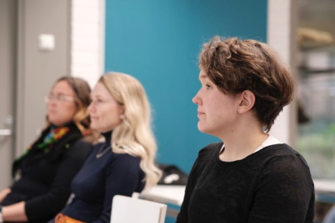  Kolme naista osallistumassa psykologian tohtoriopiskelijoiden seminaariin.