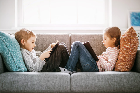 Lapset lukemassa kirjoja.