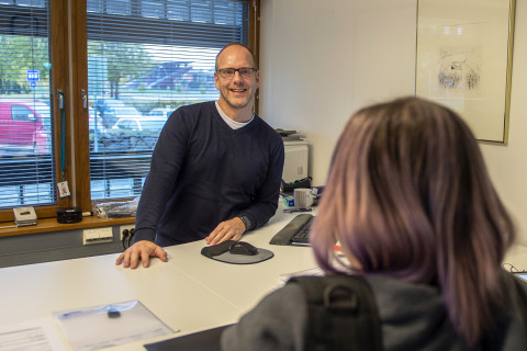 Grinden Kjell työssään.