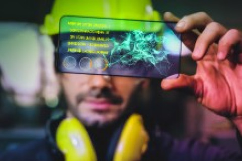 Mies katselee hologrammia