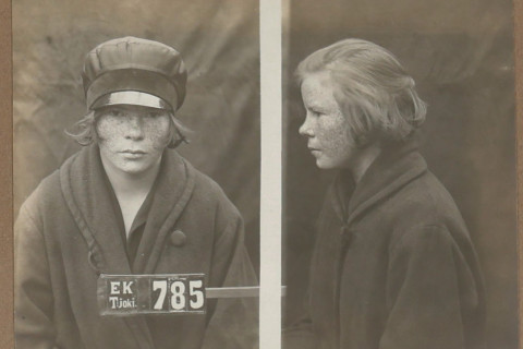 Pidätetty punapakolaistyttö.