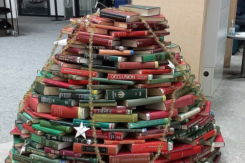kirjoista koottu joulukuusi.