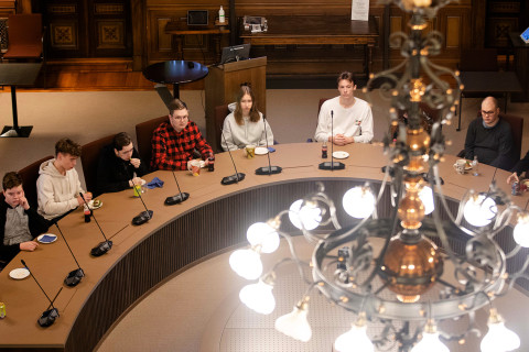 Oppilaat Säätytalolla.