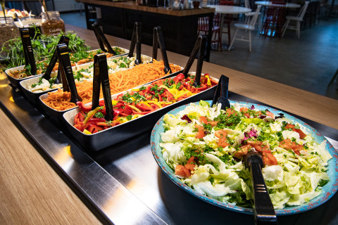 Salaatteja lounaslinjastolla.