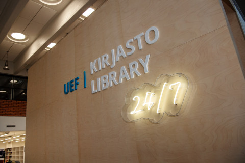 sisäseinä, teksti UEF Kirjasto Library 24/7.