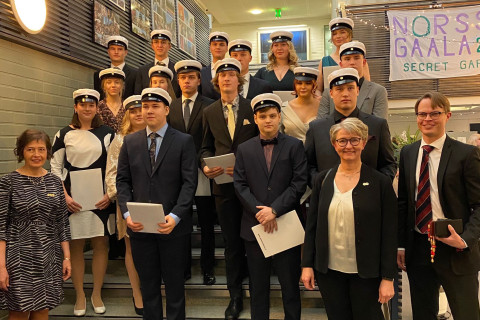 Uusia ylioppilaita ryhmäkuvassa