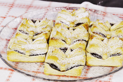 UEF-joulutortut tarjoiluastialla.