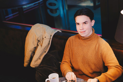 Jo brändikuva poika kahvilassa