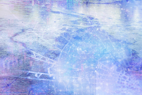 Sininen jäinen pinta.