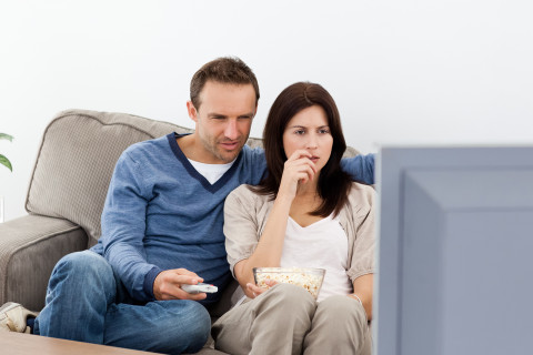 Mies ja nainen katsomassa televisiota.