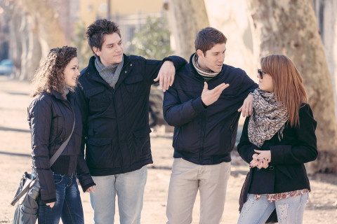 Nuoret juttelemassa.