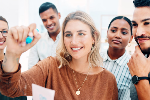 Ryhmä ihmisiä kokouksessa.