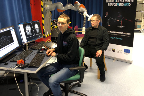 Paavo Vartiainen ja Pasi Karjalainen HUMEA-laboratoriossa.