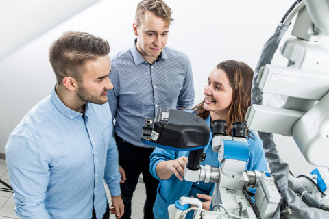 Tutkijoita Itä-Suomen Mikrokirurgiakeskuksessa. Kuva Kuopion yliopistollinen sairaala, Brande Oy.