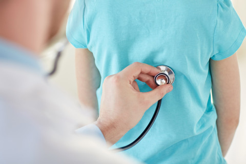 Stetoskooppi selkää vasten.