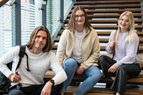 Opiskelijoita ryhmäkuvassa.