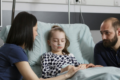 Sairas lapsi ja vanhemmat.