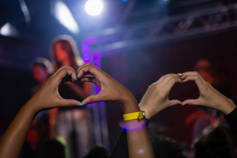 Kaksi käsillä tehtyä sydäntä.