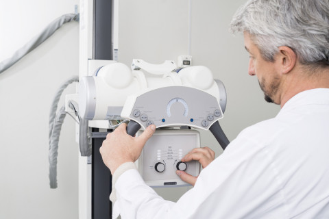 Radiologi röntgenlaitteella.